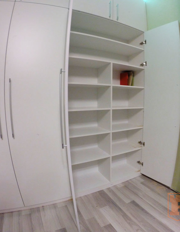 Белый шкаф с распашными дверями