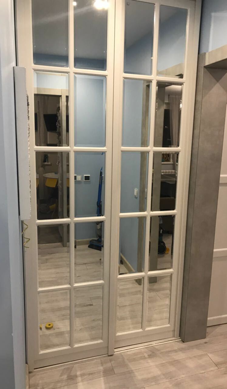 Зеркальные двери купе с раскладкой в проём