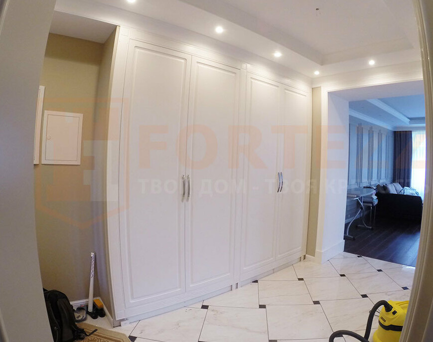 Зеркальные двери купе с раскладкой в проём