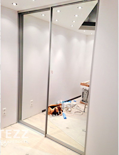 Зеркальные двери купе с раскладкой в проём