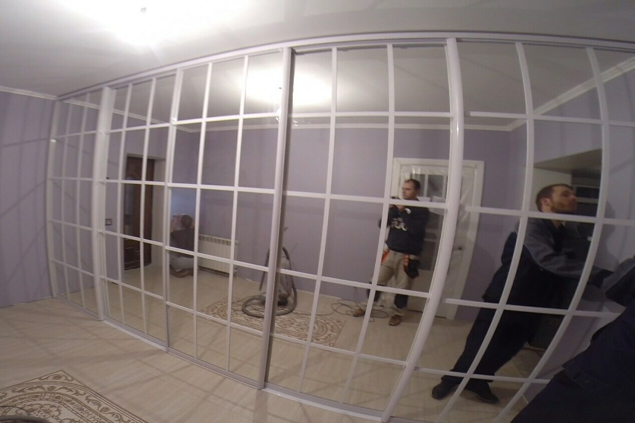 Зеркальный шкаф купе с раскладкой