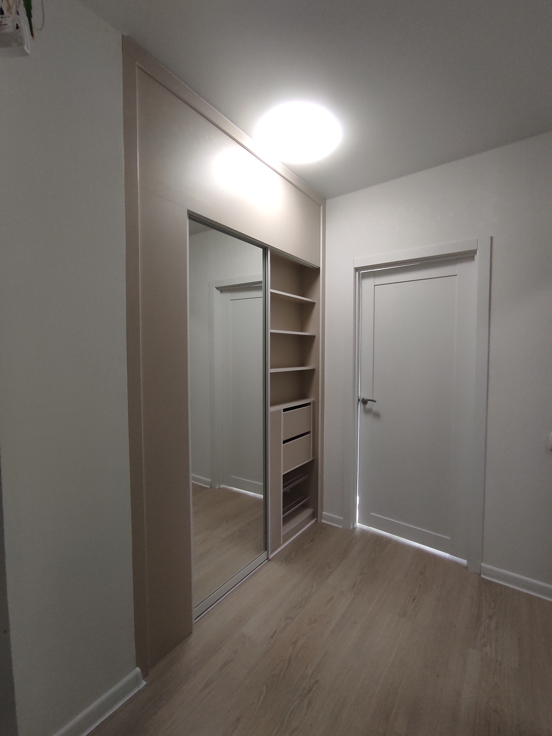 Зеркальные двери купе с раскладкой в проём