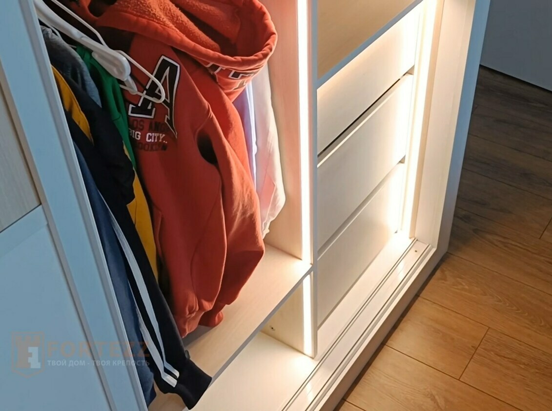 Зеркальные двери купе с раскладкой в проём