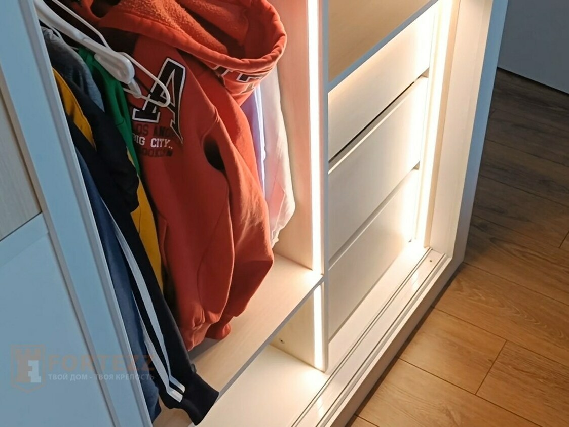 Зеркальные двери купе с раскладкой в проём