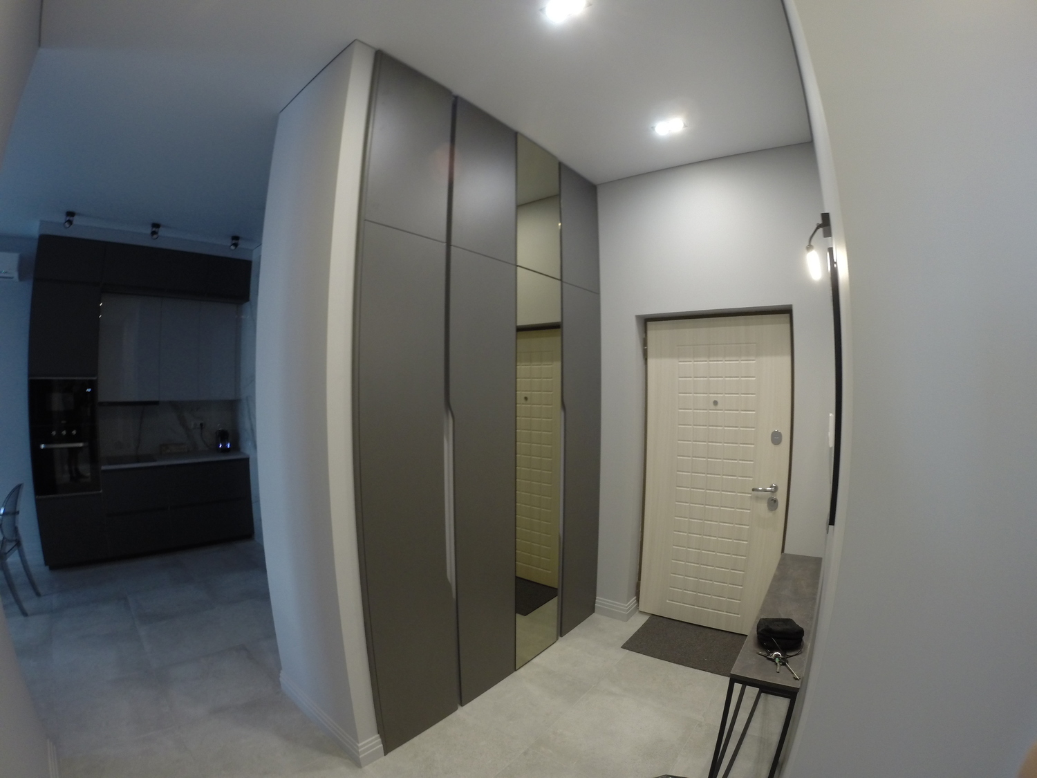 Зеркальные двери купе с раскладкой в проём