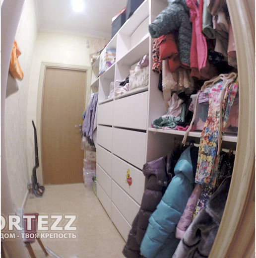 Зеркальные двери купе с раскладкой в проём