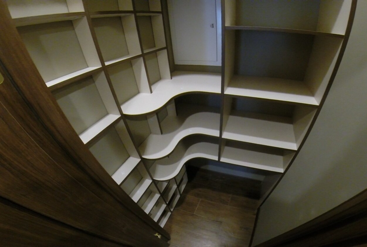 Зеркальные двери купе с раскладкой в проём