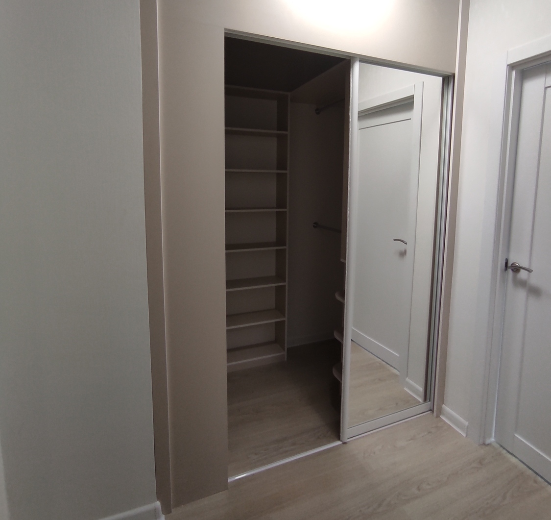 Зеркальные двери купе с раскладкой в проём