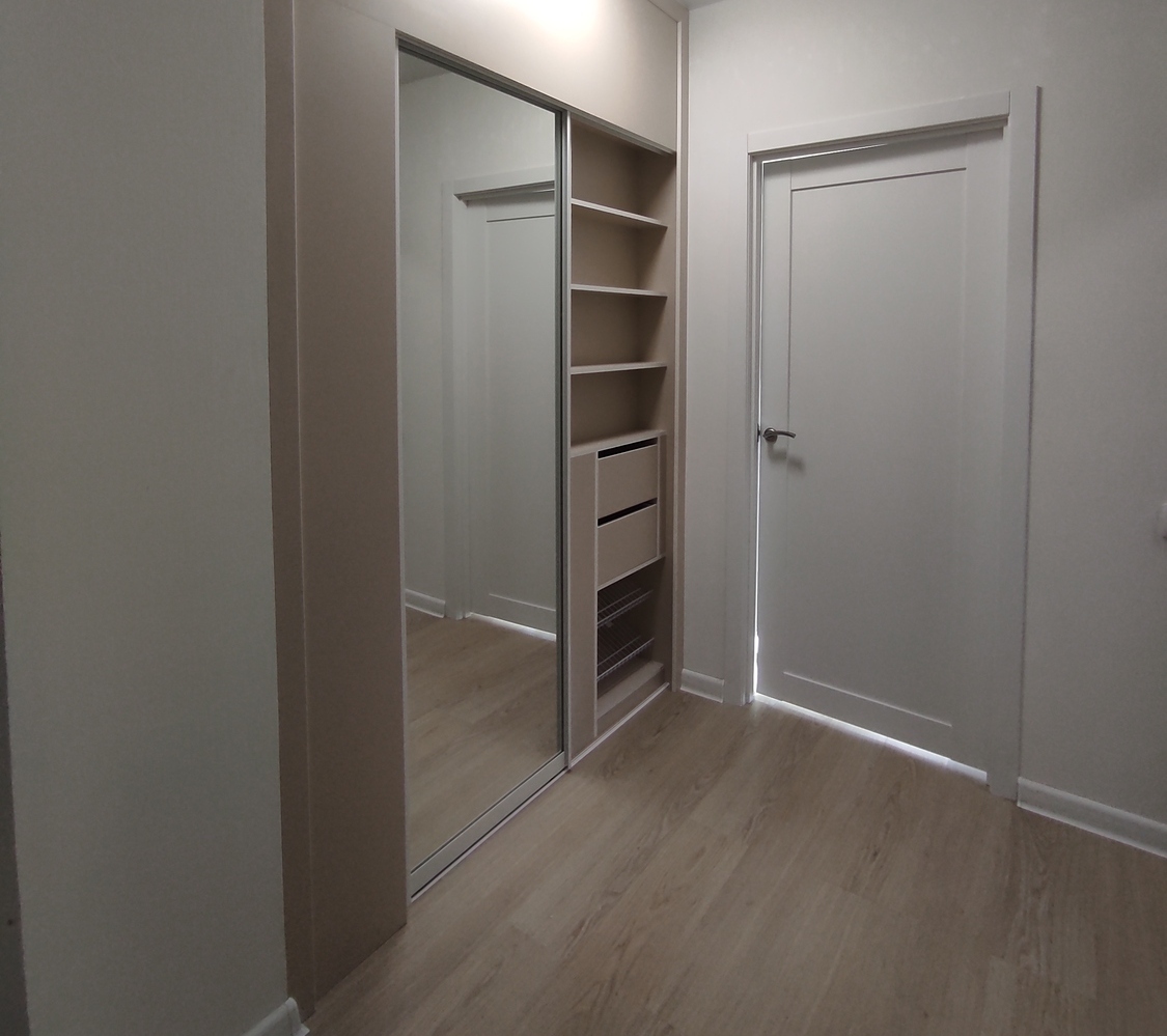 Зеркальные двери купе с раскладкой в проём