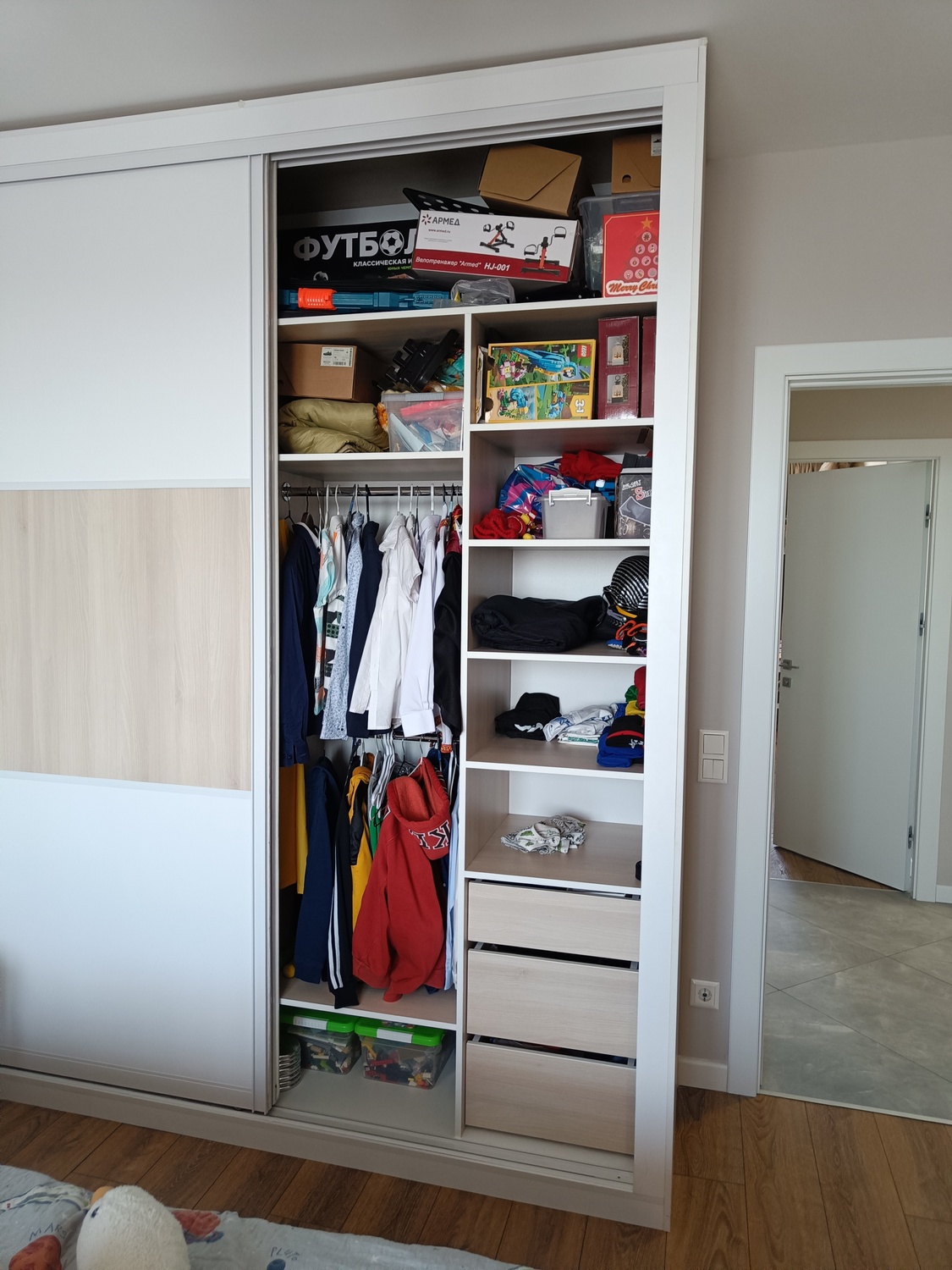 Комплект мебели в детскую