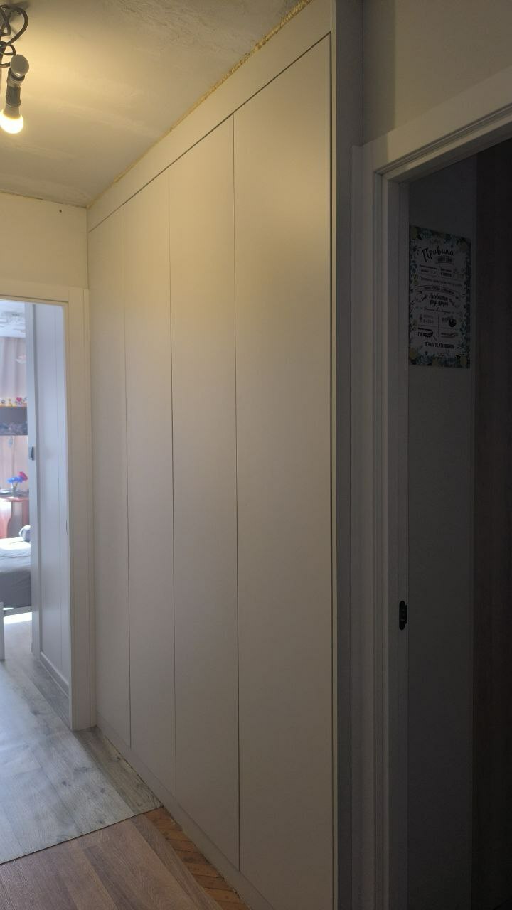 Зеркальные двери купе с раскладкой в проём