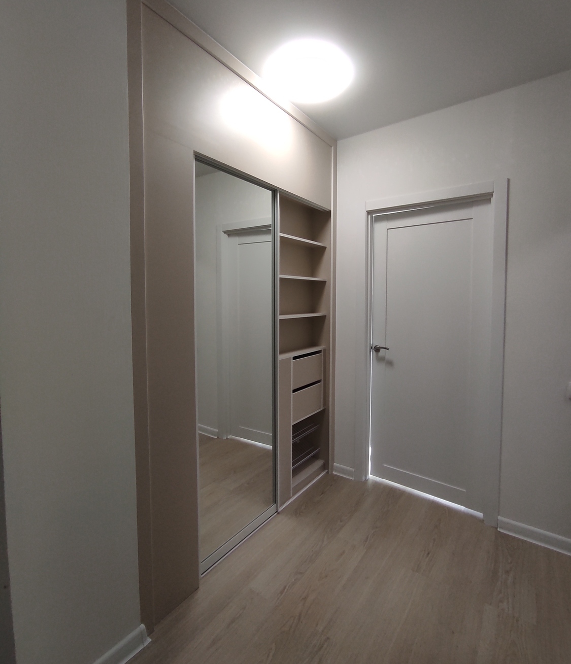 Зеркальные двери купе с раскладкой в проём