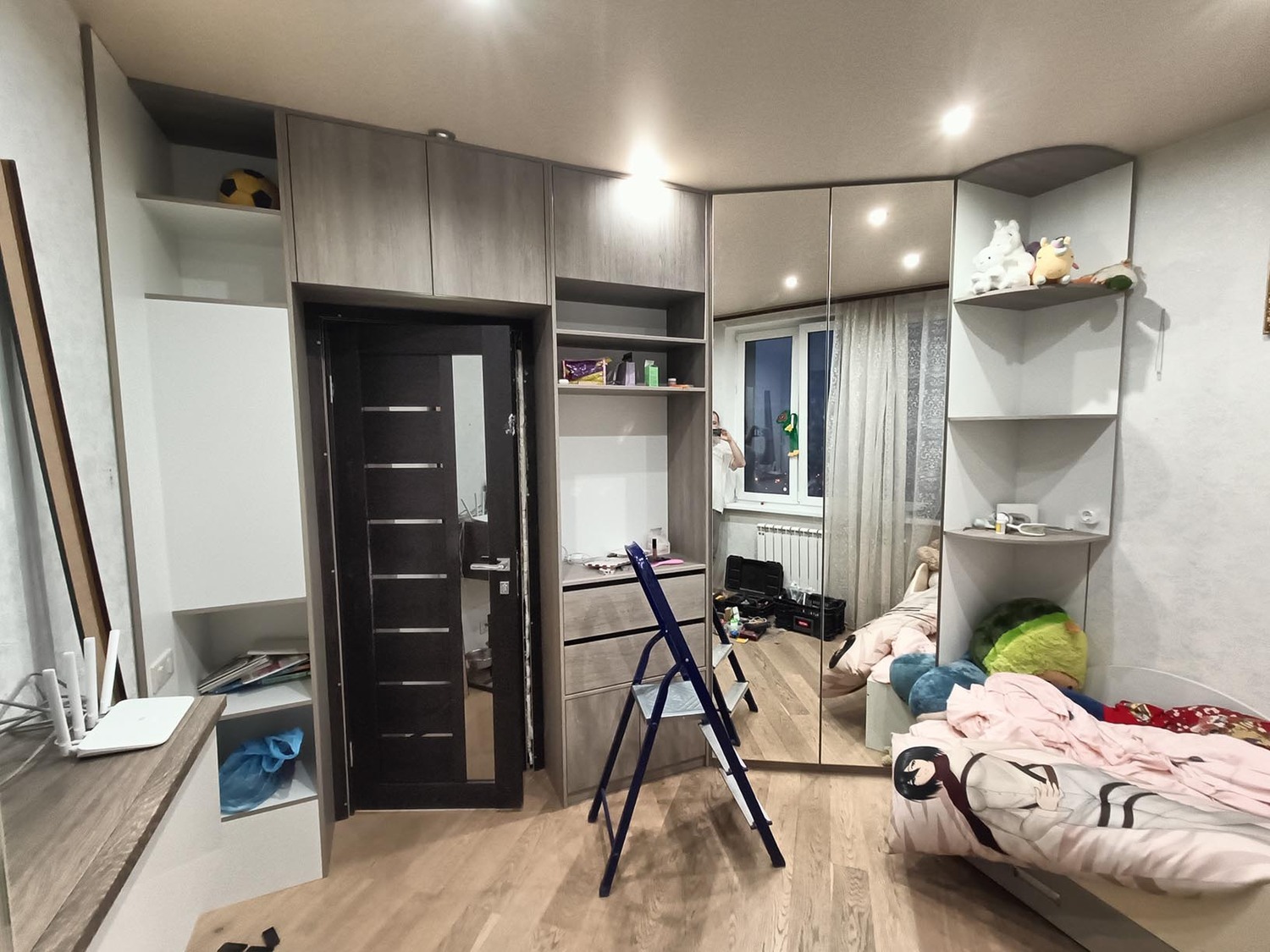 Зеркальные двери купе с раскладкой в проём