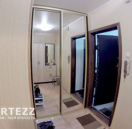 Зеркальные двери купе с раскладкой в проём